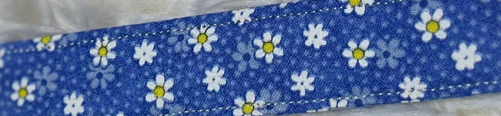 Mini Daisies Blue Wristlet