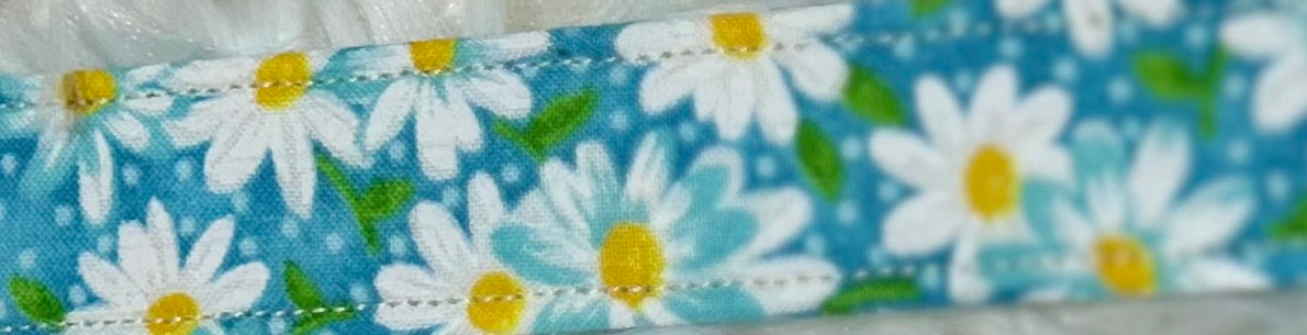Turquoise Daisy Wristlet