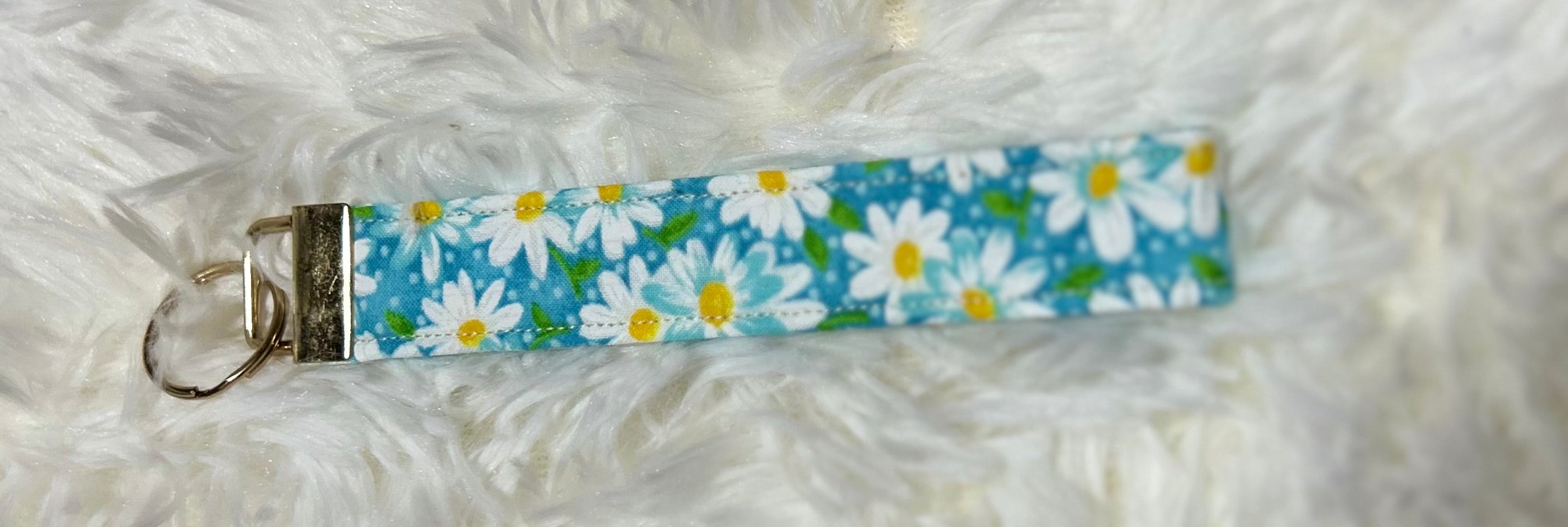 Turquoise Daisy Wristlet